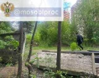 Бетонная плита придавила двух школьников в Подмосковье на строительной площадке Под бетонной конструкцией оказались подростки 11 и 12 лет. Одному мальчику придавило ноги. Его госпитализировали в больницу с переломами голени и костей таза. Второй ребенок доставлен в медучреждение с травмой живота, повреждением спины и травматическим шоком.