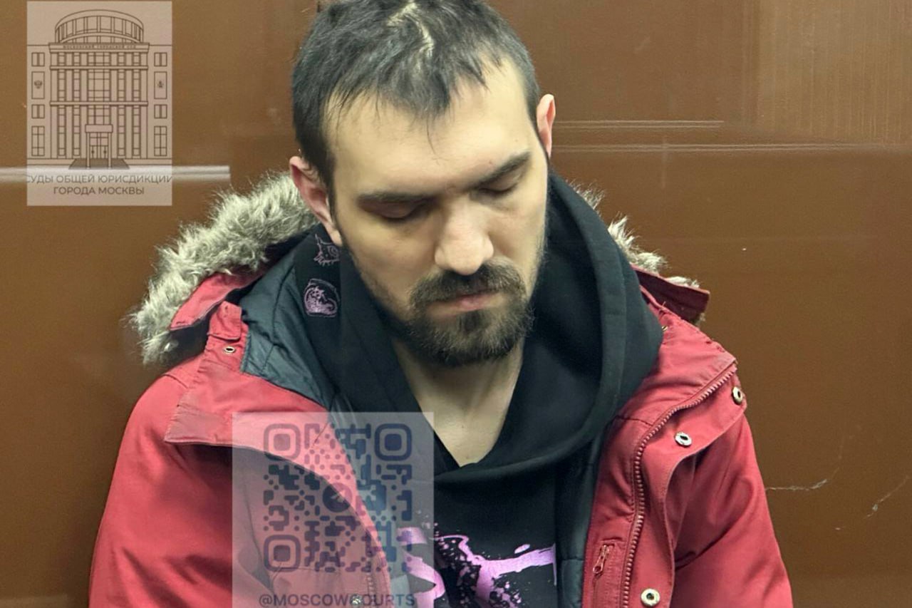 Комика Артемия Останина из Краснодарского края будут судить за оскорбление чувств верующих Останину предъявлены обвинения по двум статьям УК за публичные действия демонстрирующие явное неуважение к обществу и направленные на оскорбление чувств верующих а также за разжигание ненависти и унижение человеческого достоинства По версии следствия 7 марта он выступил с концертом содержащим высказывания оскорбляющие чувства верующих Запись появилась в интернете А уже на выступлении 15 марта пошутил над мужчиной на инвалидной коляске который подорвался на мине Внесен Росфинмониторингом в перечень террористов и экстремистов Сплетни Краснодар