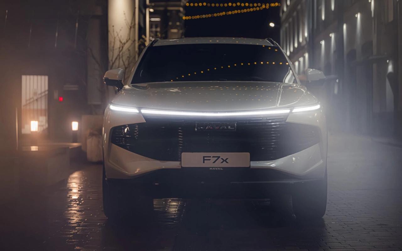 Haval назвал цены на новое кросс-купе F7x  F7x в стартовой комплектации Premium без учета скидок оценивается в 3 499 000 руб. Автомобиль в максимальной комплектации Tech Plus стоит 3 699 000 руб.   Старт продаж новинки намечен на второй квартал 2025 года, сообщила пресс-служба бренда.  Haval F7x построен на платформе L.E.M.O.N. Купить модель можно с безальтернативным 2,0-литровым бензиновым двигателем мощностью 192 л.с., который работает в паре с 7-ступенчатой роботизированной коробкой передач с двойным сцеплением. Привод — полный во всех версиях.