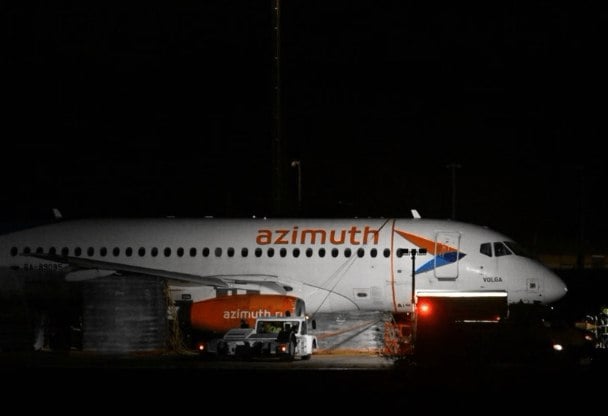 Шесть пассажиров загоревшегося в Анталье SSJ 100 обвинили авиакомпанию «Азимут» и пилотов в умышленной аварии ради страховых выплат, а также «попытке убийства», сообщило OdaTV.  Они обратились в суд с требованием провести расследование  vc.ru/transport/1727575