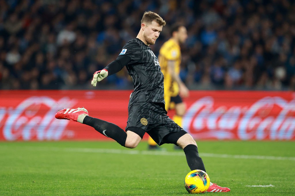 Вратарь миланского Интера Хосеп Мартинес стал участником смертельного ДТП сбив на своей машине 81 летнего мужчину в инвалидной коляске Об этом сообщает La Gazzetta dello Sport Инцидент произошел во вторник 28 октября в Фенегро провинция Комо недалеко от тренировочного центра Интера Несмотря на оперативное прибытие машины скорой помощи и санитарной авиации мужчина скончался на месте происшествия Итальянская полиция проводит расследование чтобы восстановить детали По данным La Gazzetta dello Sport первоначальная гипотеза заключается в том что пожилому мужчине стало плохо и он выехал на дорогу где его сбил Мартинес Вратарь Интера немедленно остановился и попытался оказать первую помощь пострадавшему Мартинесу 27 лет В Интере испанец выступает с лета 2024 года и является вторым голкипером Всего за миланский клуб он провел 12 матчей Getty Images Подписаться на РБК Спорт