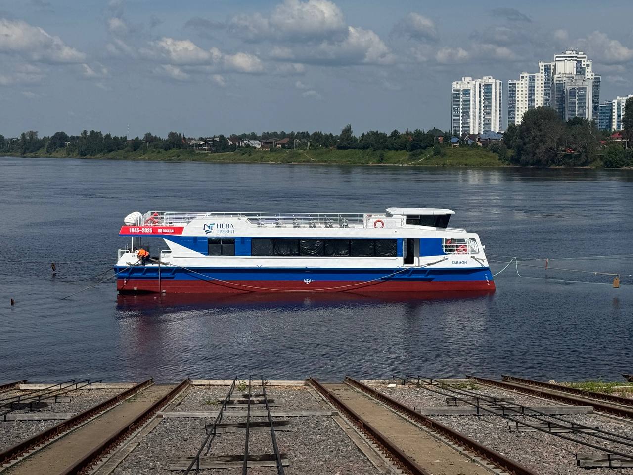 ОСК спустила на воду экскурсионно-прогулочный пассажирский катамаран «Габион» На Средне-Невском судостроительном заводе ОСК состоялась торжественная церемония спуска на воду экскурсионно-прогулочного пассажирского катамарана «Габион» проекта 04710 «Соммерс». В праздничном мероприятии приняли участие представители региональной власти, администрация предприятия, корабелы и их семьи. Катамаран «Габион» стал третьим судном в серии катамаранов проекта 04710 «Соммерс», который строится в рамках соглашения о сотрудничестве между Минпромторгом России, кластером «Остров фортов» и судоходной компании «Нева Тревел». Судно спроектировано с учетом особенностей расположения фортов в акватории Финского залива, что позволит перевозить пассажиров к полностью изолированным от берега фортам «Кроншлот» и «Император Александр Первый», которые будут отреставрированы и открыты для посещения в 2026 году. Подробнее — на сайте ОСК