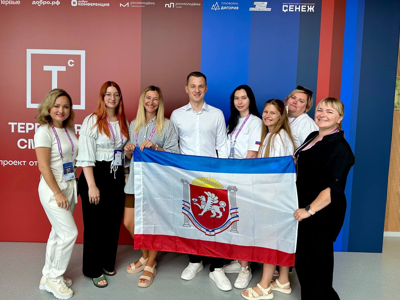 Делегация Республики Крым уже прибыла в Мастерскую управления «Сенеж» на Добро.Конференцию – 2025. Она проходит в рамках смены «Добро» Всероссийского форума «Территория смыслов». Конференция объединила представителей Добро.Центров, Ресурсных центров добровольчества, штабов #МЫВМЕСТЕ и НКО для обсуждения развития гражданского общества через взаимопомощь. Желаем продуктивной недели! #Госкоммол #МолодёжьКрыма