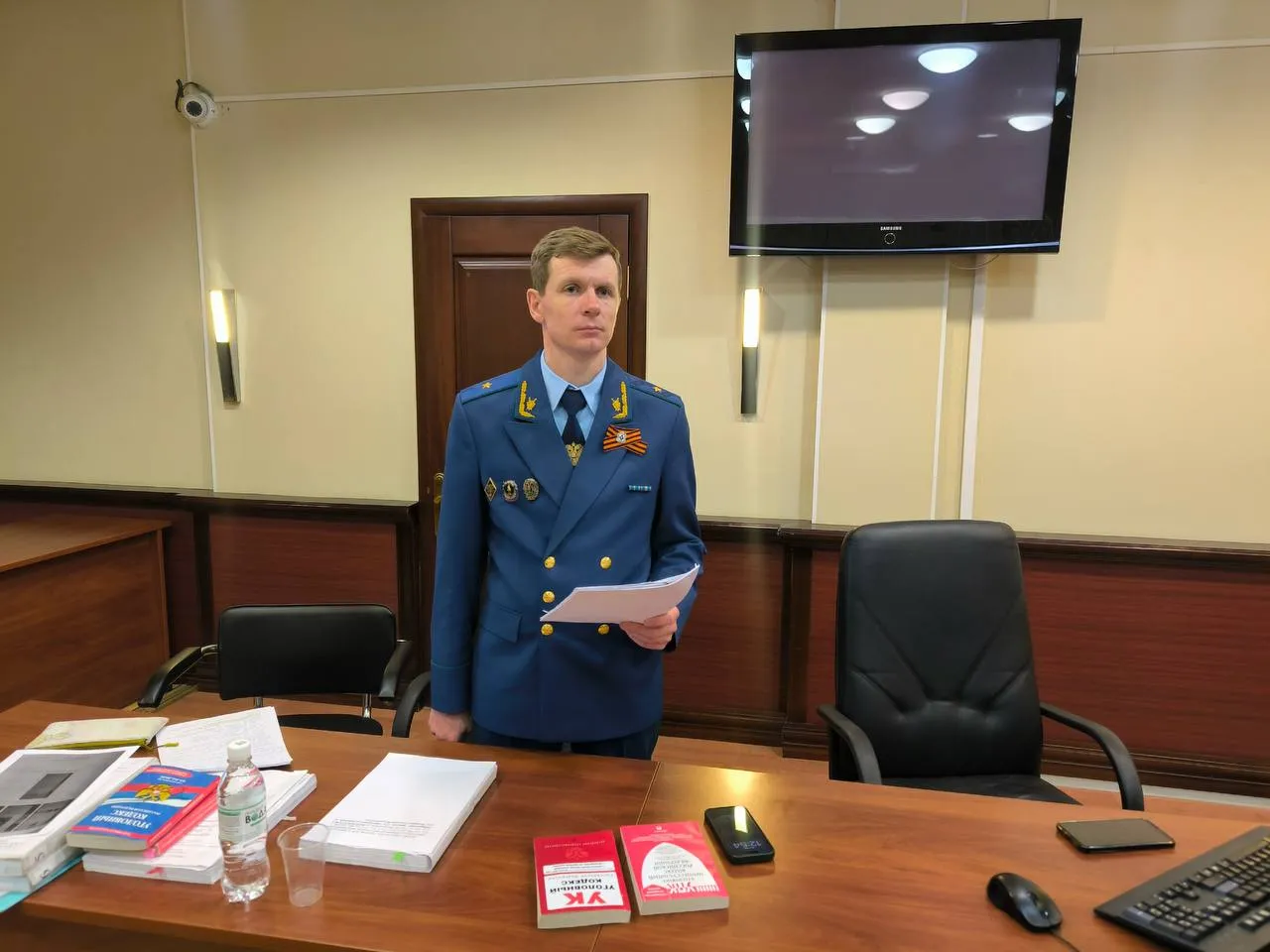 Заморили голодом молодым родителям вынесли приговор за истязание и убийство с особой жесткостью их собственной двухлетней дочери Молодые родители 29 и 27 лет решили избавиться от забот о своей малолетней дочери Способ избрали не просто жестокий садистский В июле 2024 года осужденные в своей квартире в г Комсомольске на Амуре соорудили конструкцию из короба и крышки В этот короб они регулярно сажали свою дочку могли продержать ее там день и даже двое суток Ребенок был лишен возможности двигаться встать в полный рост и даже сидеть Затем эти существа перестали кормить малышку с июля по октябрь 2024 года девочка получала крохи еды В итоге измученный ребенок умер от голода Приговор суда по 20 лет лишения свободы каждому Фото пресс служба прокуратуры Хабаровского края Видео из зала суда в Максе AmurMedia в Max   AmurMedia Прислать новость AmurMedia в Дзен