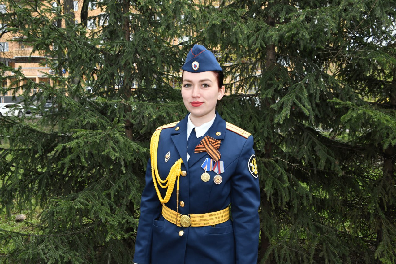Все уже начали гадать, кому принадлежат туфелька. Отвечаем. Обувь потеряла младший инспектор отдела охраны СИЗО-5 ГУФСИН России по Пермскому краю Трутнева Кристина. 23-летняя девушка служит в уголовно-исполнительной системе с февраля 2024 года. «Выбрала службу в уголовно-исполнительной системе потому, что с детства хотела работать в госструктуре, приносить пользу обществу, и чтобы моя семья мной гордилась», — говорит Кристина. Как и участница прошлогоднего парада, девушка стойко прошла по площади босиком. Надеемся, не сильно замерзла.