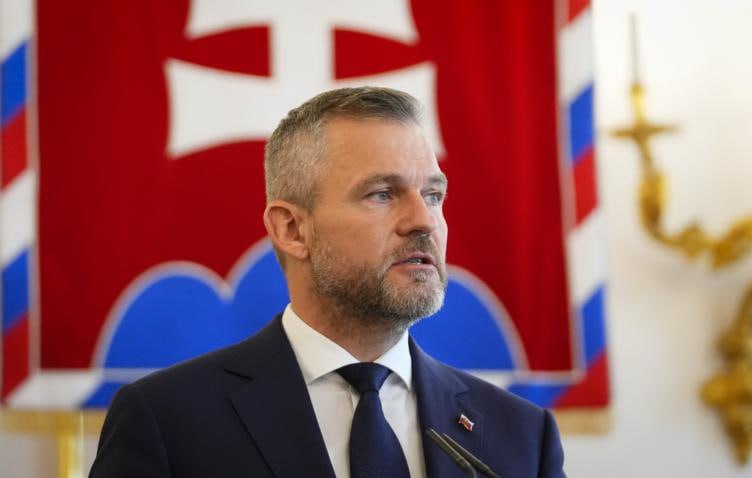 Президент Словакии Петер Пеллегрини считает, что Европе следует начать диалог с Россией. Об этом он сообщил в комментарии телеканалу TA-3: Нам нужно начать разговаривать с Россией. Поэтому необходимо найти двух или трех европейских лидеров для этого Словацкий президент допустил, что одним из таких лидеров может стать итальянский премьер Джорджия Мелони. Пеллегрини также отметил, что относится с пониманием к позиции премьер-министра Словакии Роберта Фицо, который выступает с критикой антироссийских санкций и не поддерживает запрет Евросоюза на российские энергоресурсы. "У меня нет причин критиковать премьер-министра, если он защищает национально-государственные интересы", - подчеркнул он.