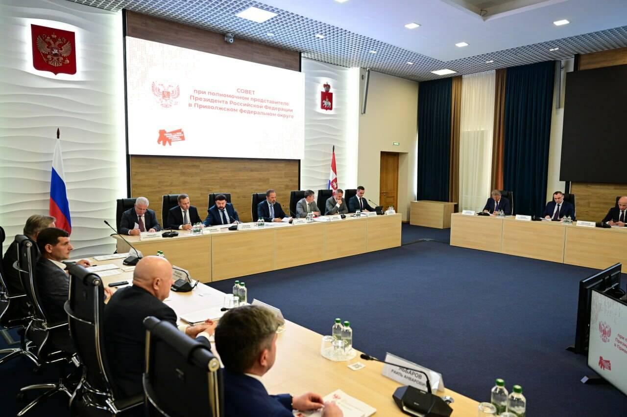Регион поддерживает своих героев  В Перми прошло заседание Заседание Совета при полномочном представителе Президента РФ в ПФО Игоря Комарова. Главной темой обсуждения стали меры поддержки участников СВО и их семей.  «В регионах округа действует 200 укрупненных мер поддержки участников СВО. Эти меры направлены на помощь действующим военнослужащим и ветеранам спецоперации в трудоустройстве, открытии собственного дела, медицинской реабилитации, оказании юридической и психологической консультации. Значительная часть льгот направлена на создание достойных условий жизни членам семей на период участия их отцов и мужей в СВО», — отметил полпред.  В Татарстане разработан собственный проект «Забота о СВОих». На нем вы можете не только узнать о мерах поддержки ветеранов и участников СВО, а также их семей, но и оставить свое обращение в адрес министерств и ведомств. Вся информация размещена на сайте и в чат-боте.   Социальная поддержка — это не просто помощь, это путь к будущему   Татарстан за Донбасс