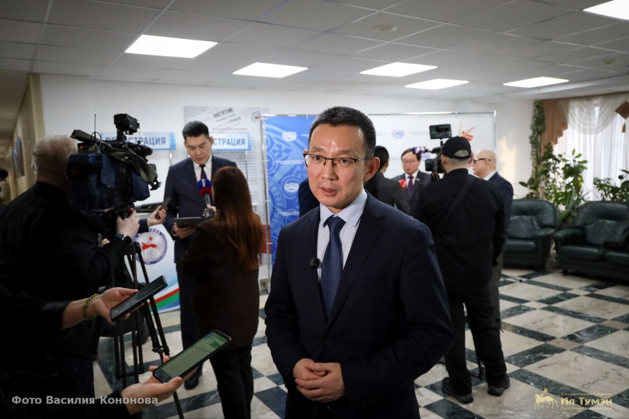 Социальные обязательства сохранены в полном объеме Иван Алексеев о бюджете Якутии Госсобрание Ил Тумэн Республики Саха Якутия во втором чтении утвердило государственный бюджет республики на 2026 2028 годы Этому предшествовала детальная совместная работа правительства и народных депутатов В ходе подготовки были рассмотрены сотни поправок Несмотря на непростые экономические условия бюджет остаётся социально ориентированным отметил и о министра финансов Якутии Иван Алексеев ulusmedia Читайте нас в MAX