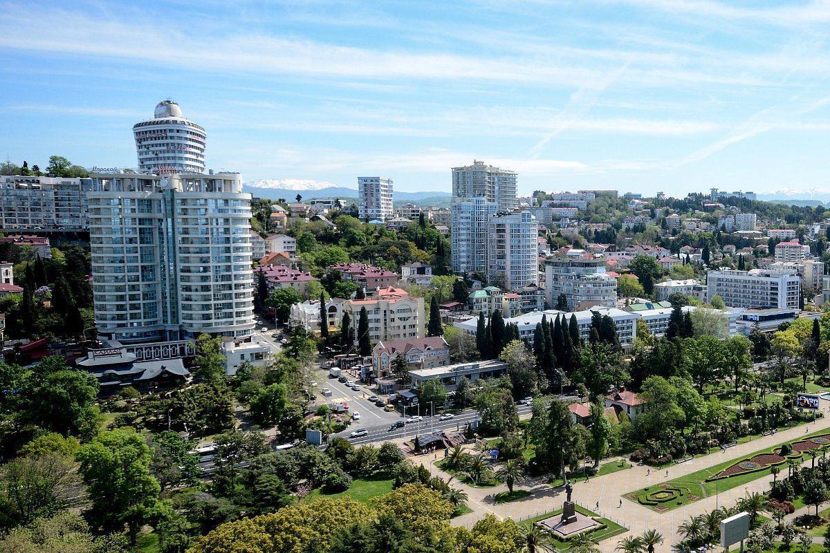 Бюджет Сочи получил рекордные 853 млн рублей от курортного сбора в 2025 году Рост доходов объясняют стабильным турпотоком В 2025 году Сочи посетили около 7 9 млн туристов почти 40 от общего турпотока Краснодарского края Город вошёл в тройку самых популярных направлений в России На новогодние и рождественские праздники в Сочи отдохнули более 470 тысяч человек Туристический налог платят гостиницы отели хостелы и другие средства размещения Он рассчитывается от стоимости номера за сутки и составляет не менее 100 рублей В 2026 году поступления планируют увеличить до 900 млн рублей Кубанские Новости   Мы в MAX