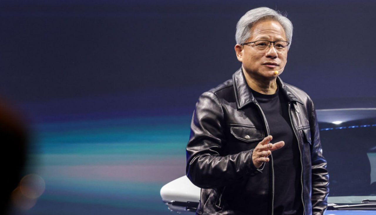 Глава Nvidia признал провал санкций США против Китая Руководитель Nvidia Дженсен Хуанг на выставке Computex в Тайбэе заявил, что экспортные ограничения США на ИИ-чипы «дали толчок» китайским конкурентам, прежде всего Huawei. По его словам, четыре года назад Nvidia контролировала 95% китайского рынка, теперь — только 50%. Остальное заняли местные производители. Китайские исследователи будут использовать свои чипы. Вторые по качеству, но свои. И у них есть на это решимость и поддержка государства, отметил Хуанг. Он признал, что компания не будет разрабатывать новые версии чипа Hopper для Китая: Мы и так уже его настолько ухудшили, что смысла нет. После запрета продаж даже урезанной версии H20 компания списала $5,5 млрд. А США, по сути, подтолкнули Китай к технологической независимости в критической области искусственного интеллекта.