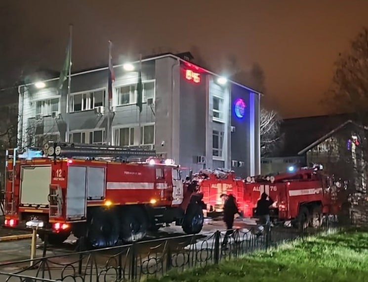 По подозрению в поджоге администрации в ХМАО задержали женщину  Пожар в здании администрации города Мегион начался вечером 28 октября. По данным МЧС, происшествие квалифицируется как серия поджогов. Огонь охватил также парковку служебных автомобилей полиции, обратили внимание «7x7».  Сообщается, что возгорание произошло в кабинете вице-мэра по ЖКХ Евгения Кирпикова — туда неизвестная женщина бросила бутылку с зажигательной смесью. Подозреваемую задержали и доставили в отдел полиции.