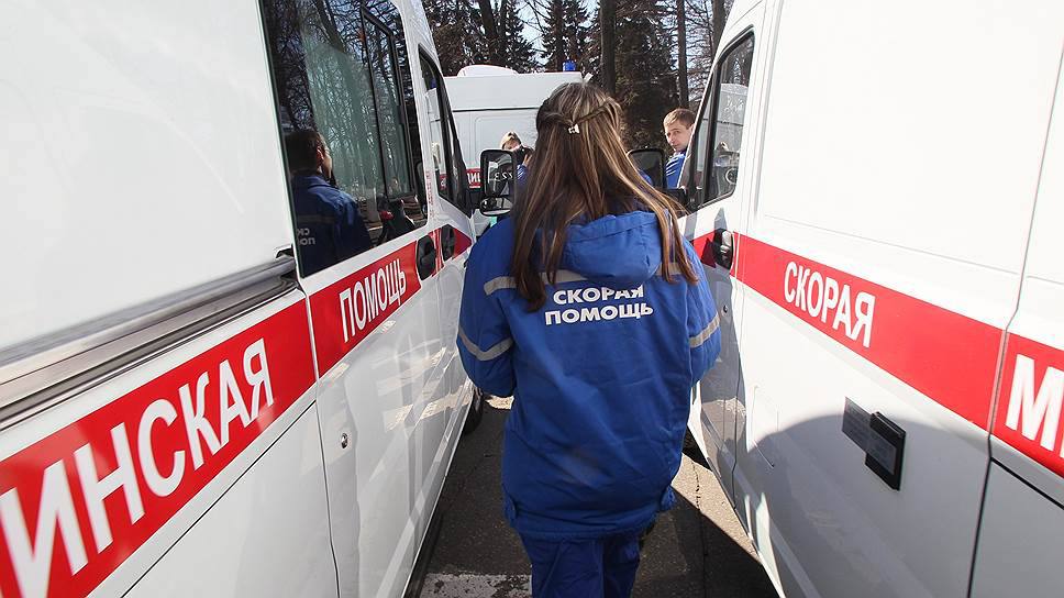 В Новороссийске пациентка ударила фельдшера скорой помощи  В приемное отделение Городской больнице №1 поступила женщина. Во время оказания необходимой помощи пациентка накинулась на фельдшера, а затем ударила ее по лицу. У медработника диагностировано сотрясение мозга, потребовалась госпитализация. Правоохранители проводят проверку.    Подпишись   Кубань 2  3       Прислать новость