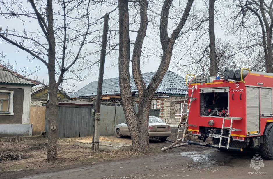 В Луганском городском округе спасатели  МЧС России оперативно потушили пожар, возникший из-за короткого замыкания    Сегодня  в 11:46 на линию 101 Луганского г. о. поступило сообщение о загорании хозпостройки в г. Александровск, расположенной в частном подворье на улице Советской. К месту пожара прибыли силы и средства 3 пожарно-спасательной части.    Очаг возгорания находился под кровлей строения, до прибытия спасателей МЧС России пламя успело перекинуться на крышу.  Пожар ликвидирован в 12:36.   Огнем уничтожена крыша на 20 квадратах.   Спасателям МЧС России удалось не допустить распространение огня на всю площадь крыши.   БудьВКурсе оперативных событий  в Луганской Народной Республике       в России