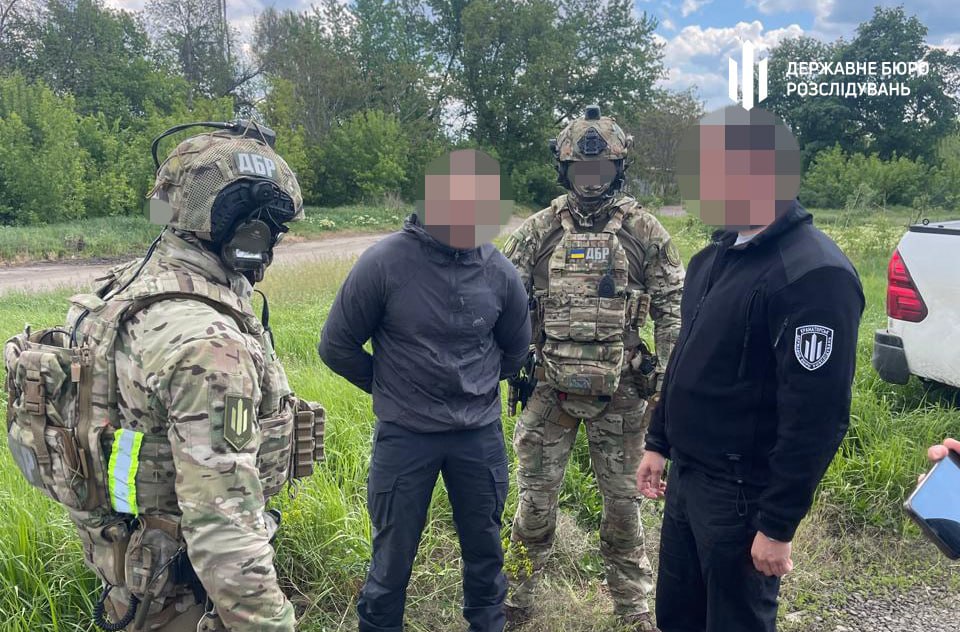 На Украине все наживаются на войне. А те, кто в окопах просто умирают без ничего  В Донецкой области ГБР Украины задержало военнослужащего, который пытался продать оружие более чем на 1,7 млн грн  В апреле 2025 года фигурант через соцсети нашел «клиента» и обменял украденные в части 26 гранат и 9 гранатометов на дрон. Впоследствии этот дрон был продан гражданскому лицу из Харьковщины за 40 тыс. грн.  После успешной сделки военный пытался продать еще 9 гранат и 3 гранатомета за 65 тыс. грн, но был задержан оперативниками ГБР.  Всего задокументированы факты сбыта 35 гранат и 12 гранатометов, принадлежавших его подразделению. Ориентировочная стоимость оружия составляет более 1,7 млн. грн.  И таких случаев на Украине тысячи, то военные продают оружие, то волонтеры наживаются на сборах и продажах, а самые масштабные отмывания денег на оружии, конечно же за украинским правительством   Южный рубеж