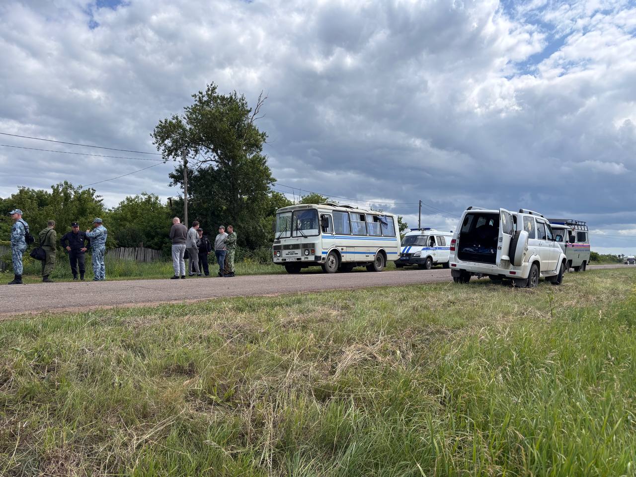 В Сакмарском районе более 50 человек ищут пропавших подростков Это полиция, сотрудники АСС области, следователи, волонтеры и местные жители. Речь о девочках 2010 и 2011 г.р. из села Первая Григорьевка. УМВД просить всех, кто располагает какой-либо информацией о местонахождении детей сообщить в ОМВД России по Сакмарскому району: 8 35331 240-00, 8922-822-06-91. Также по вышеуказанным номерам могут обратиться желающие принять участие в поисках малолетних. Фото: Департамент ПБ и ГЗ Оренбуржья, УМВД Оренбургской области.