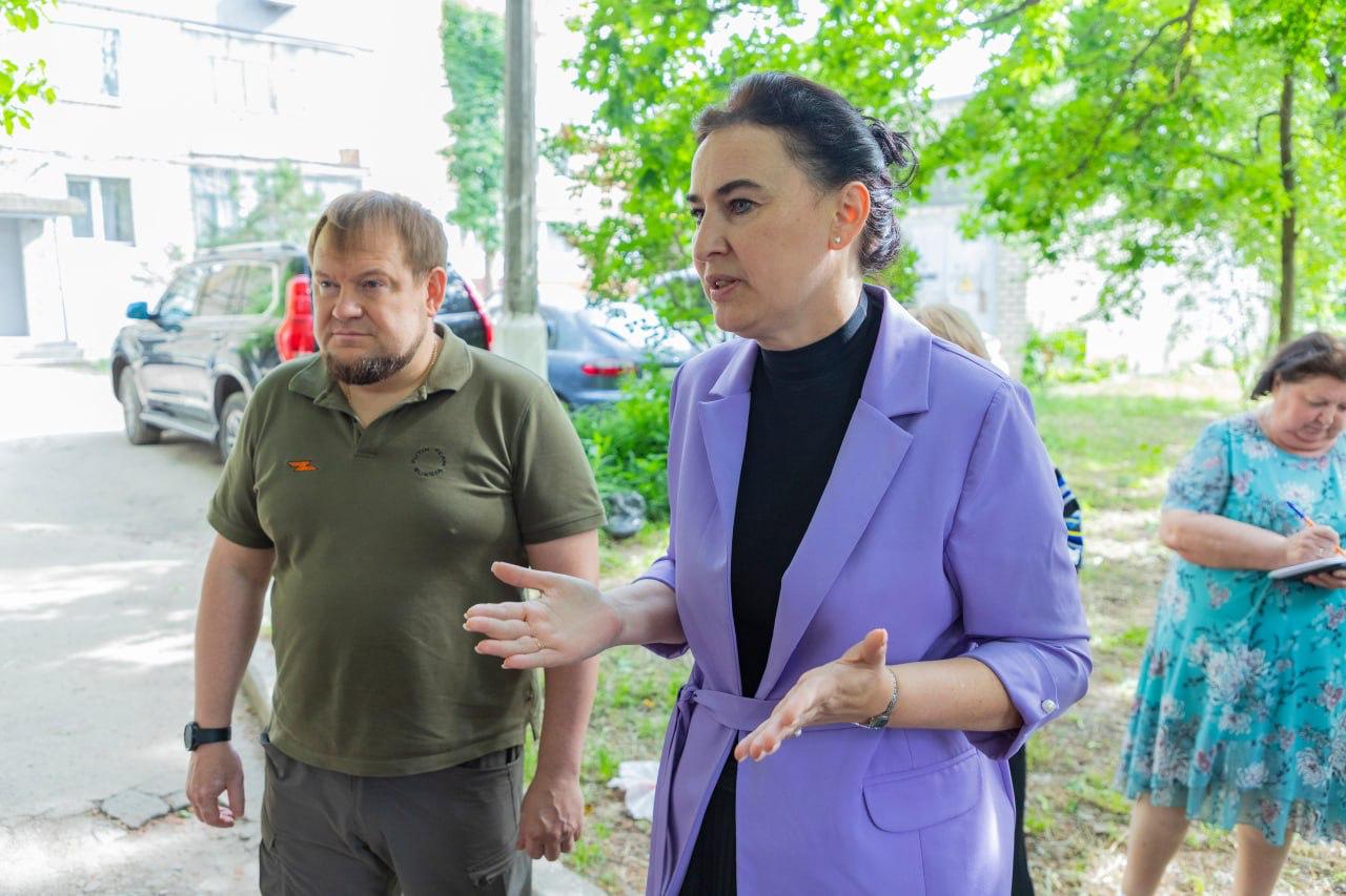 Единая управляющая компания формирует список луганских многоэтажек, в которых пройдет ремонт подъездов. Об этом в ходе встречи с жителями квартала Волкова сообщила временно исполняющая полномочия главы города Яна Пащенко. «Сейчас управляющая компания выходит инициативой, где они дадут список, с каких подъездов начинают ремонт. <…> Я надеюсь, что в ближайший месяц у нас появится этот перечень», — сказала она.