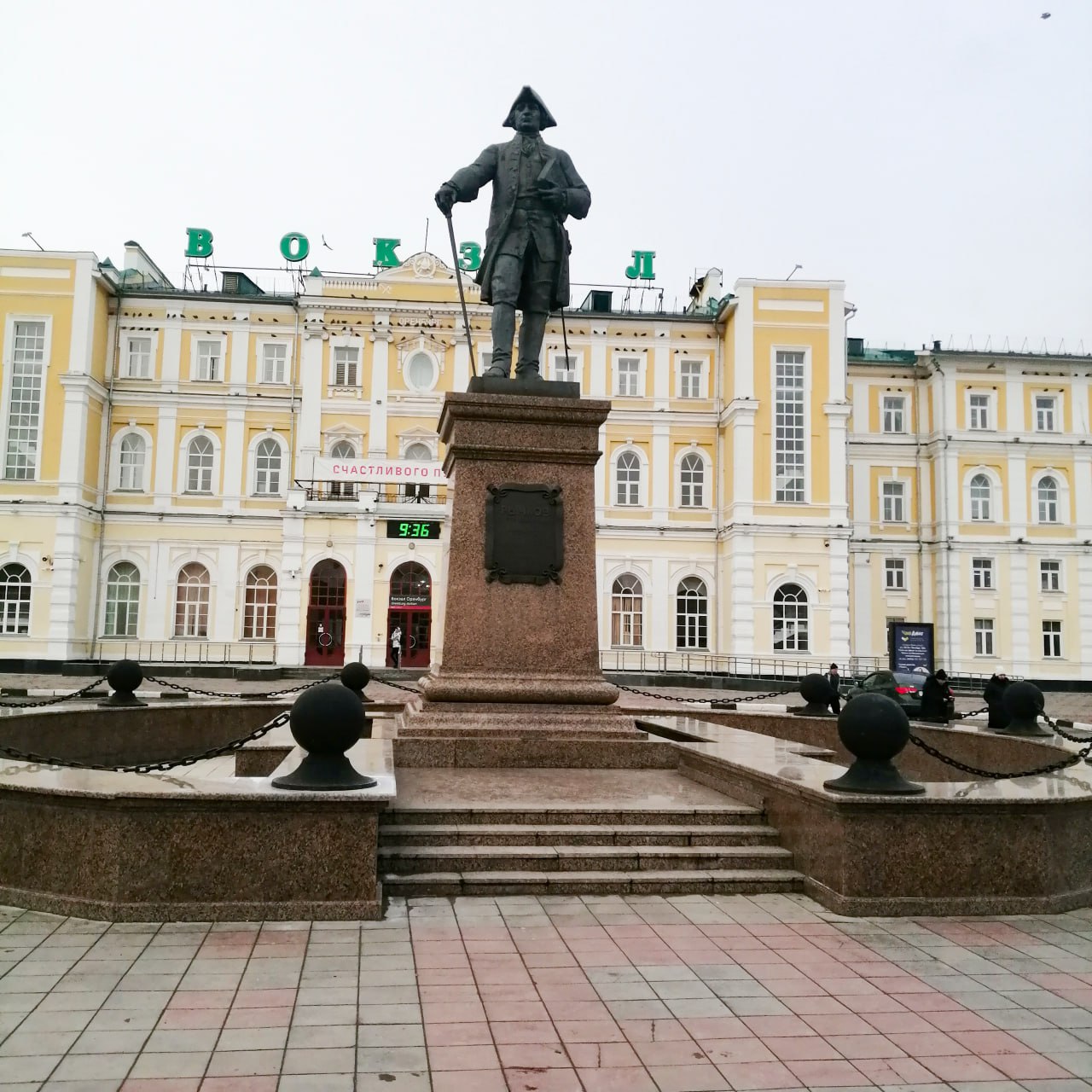 В Оренбурге благоустроят привокзальную площадь  Оренбуржцы более 10 лет ожидают, когда эту часть города приведут в порядок. Сегодня губернатор Оренбуржья Денис Паслер, руководитель ЮУЖД Игорь Рязанов и глава Оренбурга Сергей Салмин подписали соглашение о благоустройстве привокзальной площади.  Многострадальную территорию планируют передать в собственность города. В следующем году будет подготовлен проект реконструкции в соответствии с дизайн-проектом, сами работы начнут в 2026-м и рассчитывают завершить в 2027 году.