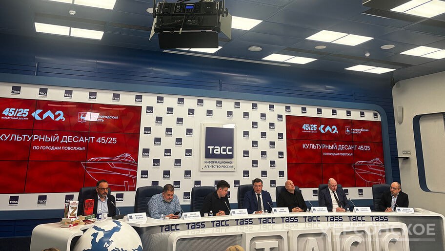 Писатель Сергей Лукьяненко назвал культурные проекты долгом творческих людей Писатель-фантаст Сергей Лукьяненко на на пресс-конференции, где был презентован проект Петра Лундстрема «Культурный десант 45/25», назвал культурные проекты долгом творческих людей. «Я сам родом из маленького провинциального города и прекрасно понимаю, как это здорово, когда приезжают представители культуры из центра, это в определенной мере, я считаю, долг творческих людей. Здесь самое главное — это преемственность поколений, смыслов. Замечательно в этот ряд вошел возрожденный „Метеор“, символ продолжения советской технической культур, изобретательской культуры в наши дни», — сказал писатель. , VK и ОК и читайте новости на нашем сайте