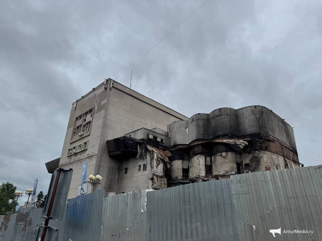 Почти миллиард рублей ущерба начинается суд над ещё одним виновником пожара в Музтеатре Следствие установило что в сентябре октябре 2024 года во время ремонта крыши начальник безопасности и охраны Хабаровского музыкального театра разрешил хранить легковоспламеняющиеся материалы прямо у стены здания хотя знал о риске возгорания 3 октября 2024 года во время работ на крыше эти материалы загорелись Огонь быстро перекинулся на саму крышу и внутренние помещения театра уничтожив имущество на сумму свыше 980 миллионов рублей Следствие собрало все необходимые доказательства и уголовное дело уже передано в Центральный районный суд для рассмотрения AmurMedia Прислать новость