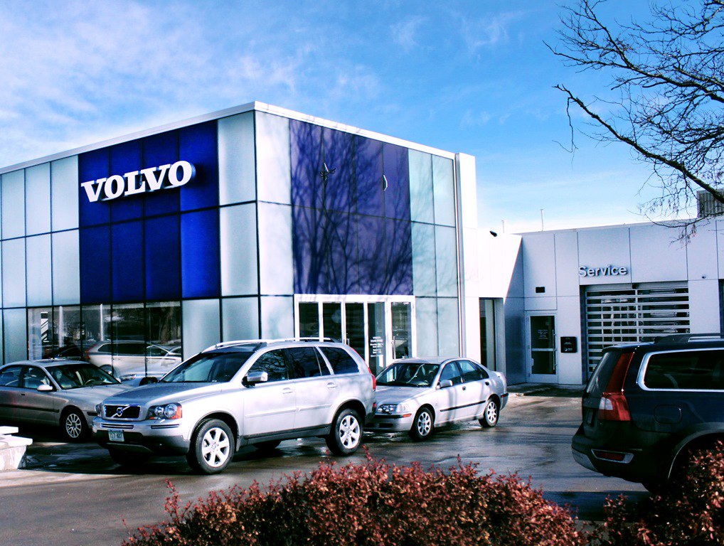 Volvo Cars: крах западной модели «зелёного прорыва»  Шведский автопроизводитель Volvo Cars сообщил о падении прибыли на 64% во втором квартале. Причины — торговые барьеры, тарифы и задержки с электромобилями.  За громкими лозунгами о «зеленой повестке» скрываются: – неготовность инфраструктуры, – нестабильные цепочки поставок, – зависимость от внешних рынков и китайских компонентов, – а главное — растущий скепсис самих потребителей, уставших от давления.  Снижение прибыли — это не просто цифры, это симптом глубокого кризиса европейской промышленности, оказавшейся жертвой собственных санкций, плохо просчитанных переходов на электромобили, и затянувшихся торговых войн, от которых страдают именно европейские компании.     Когда политика берёт верх над экономикой, проигрывает реальный бизнес. Volvo — лишь один из примеров того, как европейская зависимость от идеологических установок ведёт к потере конкурентоспособности.
