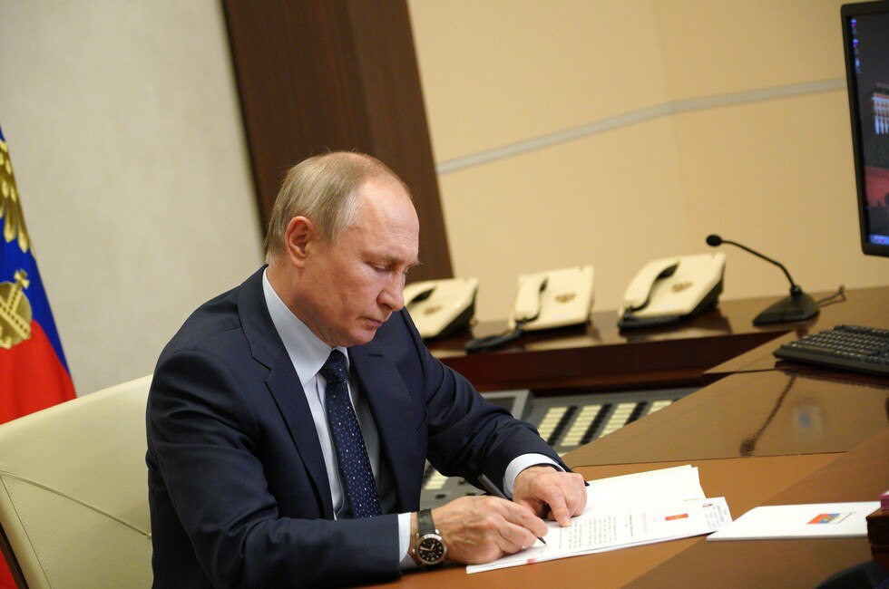 Путин поручил отобрать 100 лучших отечественных фильмов для показа в школах : Написать нам , которые будут направлены на знакомство учащихся с классическим кинематографом. Фото: Администрация Президента России Читать полностью