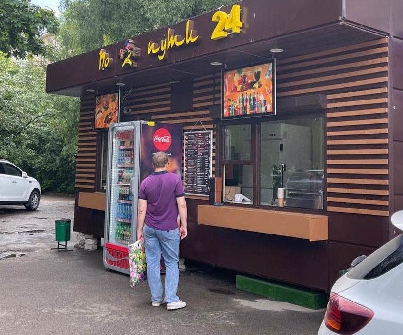 Аренда подорожает Члены совета по развитию малого и среднего предпринимательства поддержали предложение управления экономики и имущественных отношений Калуги повысить базовую арендную ставку и ставку для размещения нестационарных торговых объектов Размер базовой ставки увеличивается на 4 с 435 34 до 452 96 рубля за квадратный метр в месяц без учета НДС Сообщив об этом в гордуме напомнили что размер ставки в Калуге существенно ниже чем в других городах ЦФО Он также на 40 50 ниже рыночной стоимости аренды Основная часть арендаторов субъекты малого и среднего предпринимательства предоставляющие бытовые медицинские спортивные и образовательные услуги а также управляющие компании