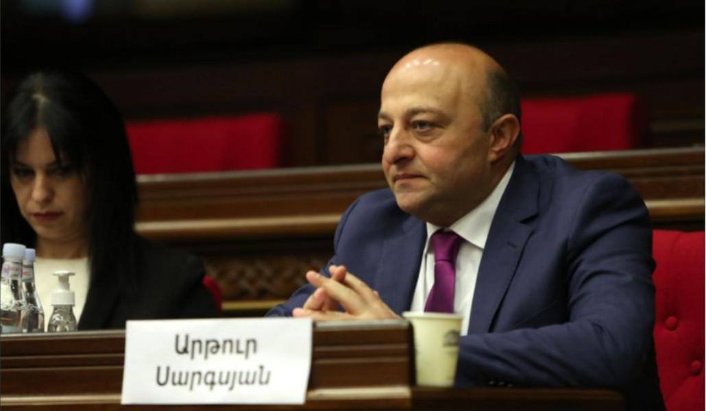 Сотрудники СНБ Армении в масках проводят обыски в доме депутата от фракции "Айастан" Артура Саркисяна, сообщает в соцсетях его коллега Ишхан Сагателян