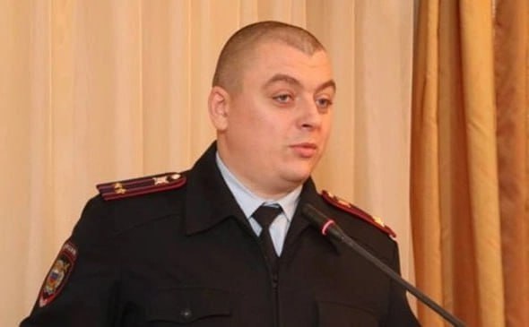 У российского экс-борца с коррупцией суд изъял 15 объектов недвижимости  Новосибирский областной суд удовлетворил иск Генеральной прокуратуры, изъяв у бывшего начальника отдела экономической безопасности и противодействия коррупции УМВД по Новосибирску 15 объектов недвижимости, 14 автомобилей и гидроцикл, сообщает РИА Новости.  Общая стоимость изъятого имущества превышает 69 миллионов рублей. Согласно заявлению надзорного ведомства, эти активы были приобретены за счет доходов, законность которых обвиняемый не смог подтвердить.  Проверка, проведенная Генпрокуратурой в 2024 году, выявила, что экс-полицейский скрывал свое имущество, оформляя его на родственников и близких лиц. В частности, часть объектов была зарегистрирована на бывшую супругу, с которой мужчина формально развелся в 2017 году, но продолжал вести совместное хозяйство. Иск был подан после предъявления ему обвинений в получении взяток за покровительство незаконной игорной деятельности в регионе.  НОВОСТИ и ТОЧКА!   Подписаться