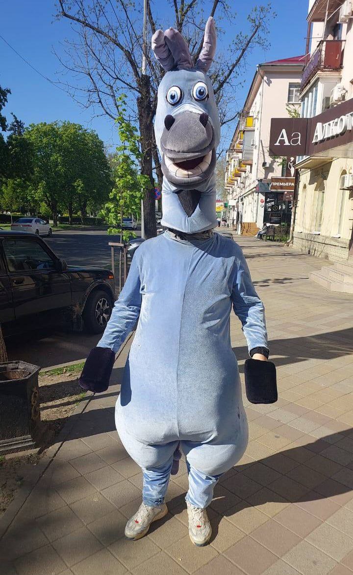 Полиция Краснодара привлекла к ответственности аниматора в костюме единорога    27-летний краснодарец фотографировался с людьми за деньги на улице Красной. В отношении него  составили административный проткол за предпринимательскую деятельность без госрегистрации в качестве ИП. Собранные материалы будут переданы в суд.    ТК Краснодар   Подписаться