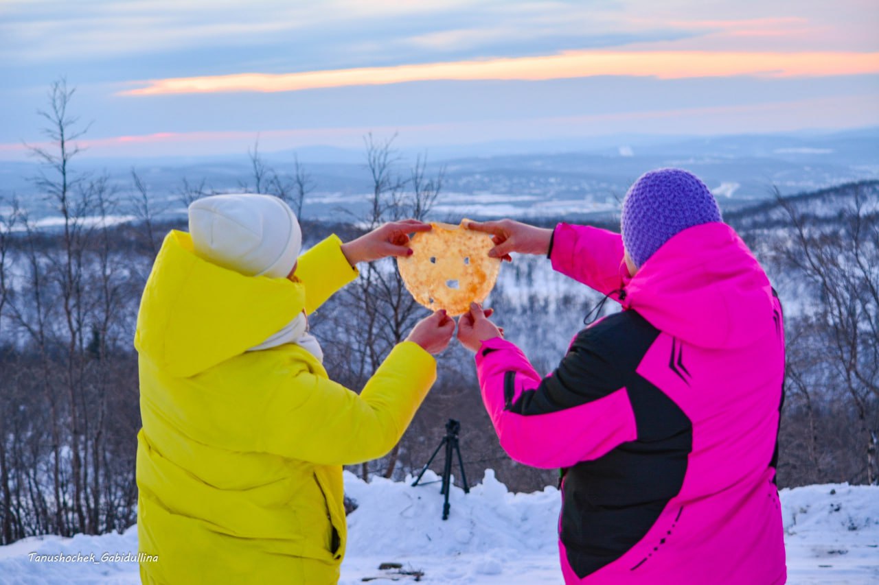 Провожаем полярную ночь и мчим встречать первые лучи солнца В Мурманске завершается полярная ночь Завтра 11 января впервые за долгое время над столицей Русской Арктики появится солнце По сложившейся традиции жители и гости города встречают первые лучи на сопке Солнечной И не просто встречают а с горячим чаем хороводами и тематической весёлой программой Как добраться На личном транспорте Сопка находится на 1387 км Ленинградского шоссе юго восточное направление от комплекса Кречет На автобусе организованном АО Электротранспорт от остановки Молодёжный проезд южное направление Время посадки 11 20 11 35 и 11 50 обратно в 13 45 и 14 00  Пожалуйста приходите заранее за 10 15 минут до отправления чтобы успеть занять место