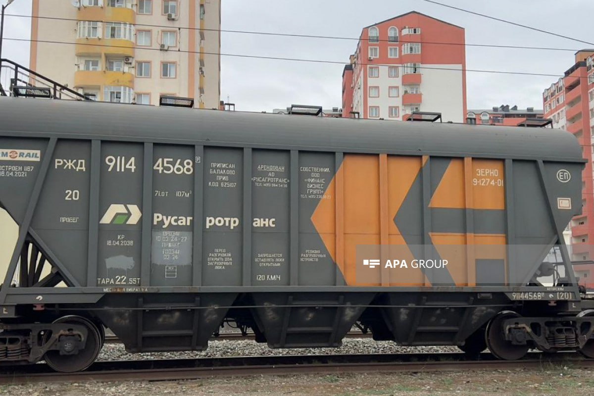 Российская пшеница доставлена в Армению по железной дороге через Азербайджан Как сообщило AПA 4 ноября в 00 15 из РФ транзитом через территории Азербайджана и Грузии были оформлены и отправлены на станцию Даларик в Армении 15 вагонов с зерном общим весом 1048 тонн 800 кг Ранее вице премьер РФ Алексей Оверчук сообщил что РЖД с коллегами из региона решают вопросы по организации транзита российских товаров Дорогие соотечественники у меня есть еще одна хорошая новость по вопросу разблокировки В данный момент российская пшеница доставляется из России в Армению по железной дороге через территорию Азербайджана написал министр экономики Армении Геворг Папоян в своих соцсетях Напомним 21 октября Азербайджан снял все ограничения на транзит грузов в Армению которые существовали ранее из за разногласий вокруг Нагорного Карабаха В рамках этого шага зерно из России и Казахстана будет доставляться в Армению через территорию Азербайджана