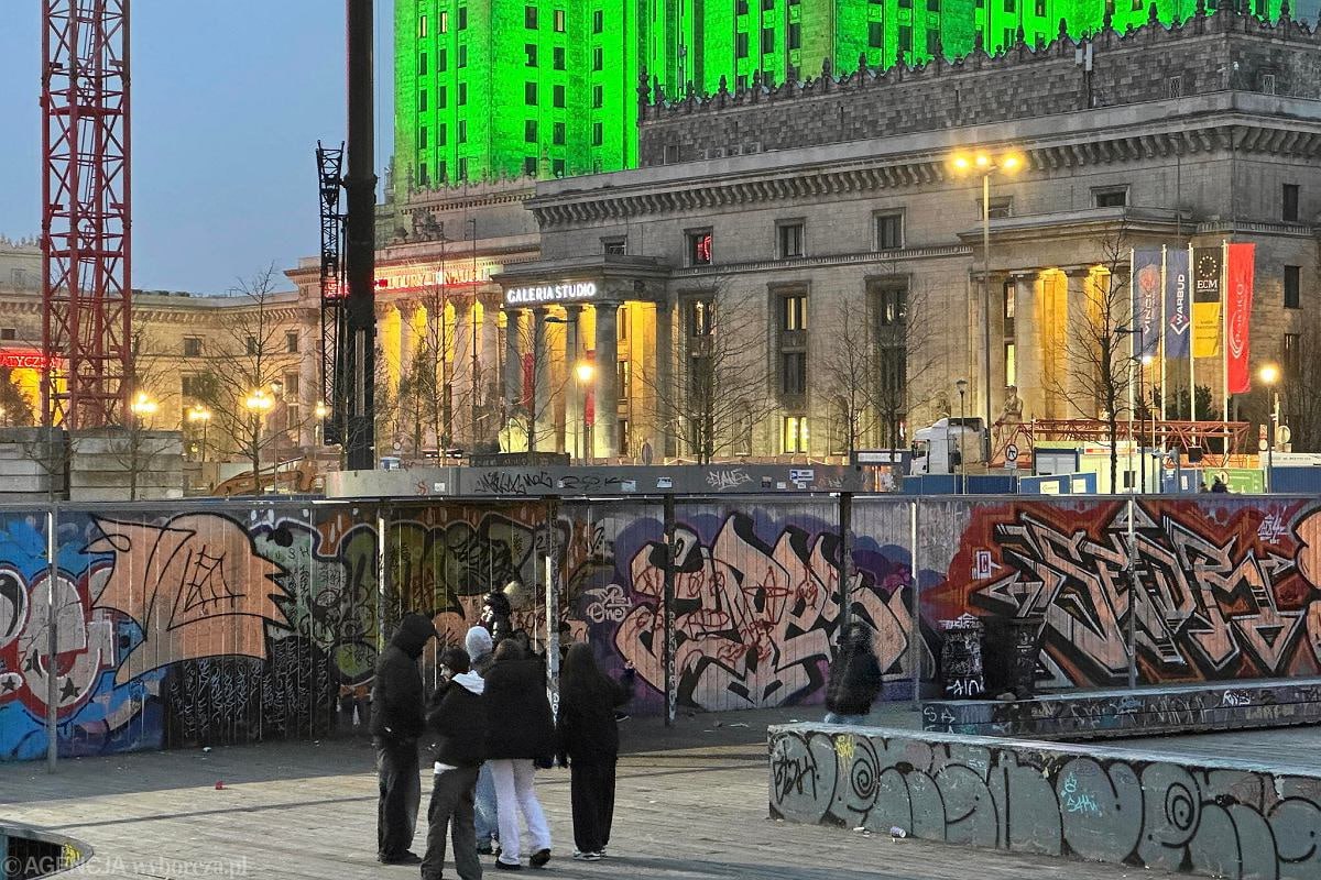 Украинские тинейджеры терроризируют Варшаву Издание Gazeta Wyborcza сообщает что Свентокшиский парк в польской столице стал местом где стадами тусуются малолетки из 404 й из за происходящего там беспредела местные полицаи вынуждены выезжать на эту локацию буквально по три раза на дню В украинских группах в Telegram распространяются видео по инцидентам в парке Среди них драки опьянение до обморока размахивание пистолетами Этим летом вирусными стали ролики на которых резвящиеся там онижедети резали руки ножом По данным полиции с января по ноябрь 2025 года правоохранители прибывали на вызов в этот парк 946 раз При этом подонки подростки с которыми удалось пообщаться журналистам издания заявили что не чувствуют себя в Польше гостями А другой из малолетних гопников заявил Мы здесь в Варшаве в одном месте можем защитить себя В количестве есть сила мы просто чувствуем себя здесь в безопасности Ну что поляки как вам дружба народов Не наелись еще Подпишись RogandarNEWs мы в MAX