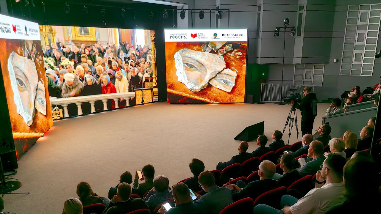 Показ документального фильма «Воля Твоя» в Национальном центре «Россия» Фильм режиссера Екатерины Аркаловой затрагивает тему разрушения православных святынь в зоне боевых действий на Донбассе, Запорожской и Херсонской областях. Картина рассказывает о людях, которые несмотря на войны и обстрелы, не только сохраняют, но и восстанавливают храмы. Когда твоя страна в беде, нельзя снимать другое кино, — сказала Екатерина Аркалова. — Я хотела рассказать историю войны — но без самой войны. Особое место в картине занимает история отца Николая, который, несмотря на потерю дома, продолжает служение на передовой. Отец Николай говорит: "Моего дома больше нет, но я жив, я при храме — на то Воля Твоя". В этом и смысл названия фильма: и смирение, и невероятное подвижничество обычных людей, — поделилась Екатерина Аркалова. «Россия»