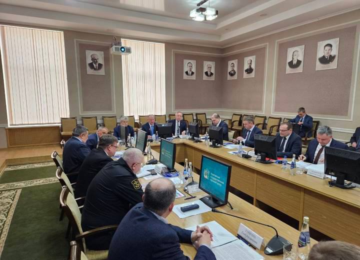 В России планируется создать единый центр компетенций по судовому двигателестроению С целью формирования научно технического задела в судовом двигателестроении координации деятельности научных организаций и предприятий в данной сфере предложено проработать вопрос о создании в рамках Национального исследовательского центра судостроения имени академика А Н Крылова единого центра компетенций по судовому двигателестроению Об этом шла речь на совещании в Санкт Петербурге которое провел помощник президента России председатель Морской коллегии РФ Николай Патрушев   Как сообщает пресс служба Морколлегии с участием представителей федеральных органов власти предприятий и организаций обсуждены основные проблемы отечественного судового двигателестроения а также выработаны дополнительные меры направленные на повышение уровня развития компетенций в сфере производства судовых двигателей в том числе повышенной мощности Подчеркнута важность создания и развития отечественной линейки дизельных газотурбинных комбинированных двухтопливных двигателей а также двигателей на основе водородной энергетики   Обращено внимание на эффективность работ связанных с замещением импортных комплектующих агрегатов и узлов производство основных конструкций прежде всего литых изделий Даны поручения связанные с увеличением стендов для проведения испытаний корабельных двигателей Председатель Морской коллегии РФ Николай Патрушев В целях успешной реализации сводной программы следует обеспечить своевременную комплектацию строящихся кораблей и судов современным отечественным судовым оборудованием базовым элементом которого является энергетическая установка В этих целях требуется создание отечественной линейки новых судовых двигателей дизельных газотурбинных комбинированных двухтопливных а также двигателей на основе водородной энергетики Важно организовать эту работу на системной основе Кроме того в ходе совещания отмечена важность завершения доработки и согласования проекта уточненной программы кораблестроения Военно Морского Флота а также подготовки долгосрочной сводной программы судостроения до 2050 года