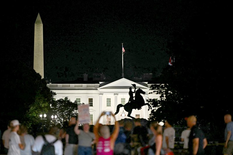 Сенатор от Демпартии США Крис Мерфи назвал Трампа "слабым и безрассудным президентом", комментируя удары ВВС США по иранским ядерным объектам. Он призвал Конгресс лишить президента полномочий "втягивать США" в конфликт на Ближнем Востоке. Мерфи назвал американскую атаку незаконной, поскольку только Конгресс может объявить войну. "Трамп поставил Соединенные Штаты на путь войны на Ближнем Востоке, - указал сенатор. - Эту войну страна не хочет, закон ее не позволяет, наша безопасность ее не требует". Мерфи подчеркнул, что по имеющимся разведданным Иран "не представлял непосредственной угрозы для США". "Иран не был близок к созданию ядерного оружия, - отметил сенатор. - Переговоры, которые Израиль сорвал своими ударами, имели потенциал для успеха". "Трампа подтолкнули к этим ударам организаторы войны на Ближнем Востоке, - считает Мерфи. - Эти люди знают, как начинать конфликты и как получать от них политическую и финансовую выгоду". "Но они не знают, как закончить конфликты", - добавил сенатор. По словам политика, конфликт на Ближнем Востоке может привести к "бесчисленным жертвам среди американцев и потере триллионов долларов". Фото: AFP