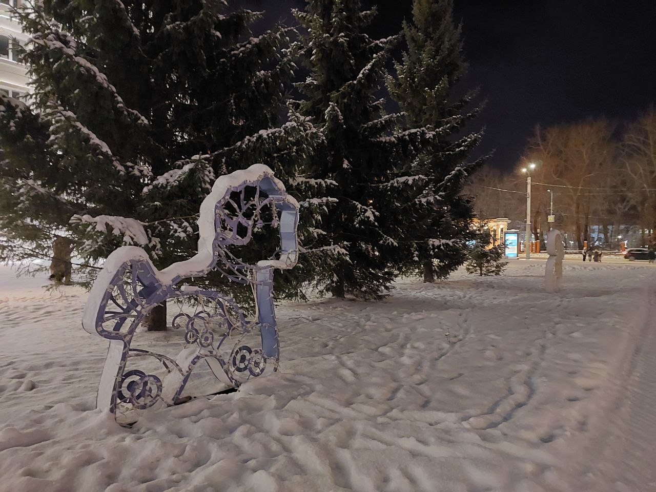 Центральная городская ёлка подверглась жёсткому вандализму!  Все световые фигуры и сама ель с гирляндами и шатром были установлены заранее и уже светились. Вандалы вырвали нижний ярус елки, проникли внутрь и разломали  блок управления иллюминацией. Нет сомнений, что это злонамеренная акция. При этом против всех горожан.  Уже несколько часов специалисты "Городского благоустройства" занимаются восстановлением системы управления иллюминацией. Впереди у них бессонная ночь. Уверен, что профессиналы сделают максимум возможного.  Праздник открытия главной ёлки завтра, 14 декабря, остается в силе. Мы не можем разочаровать детей и их родителей. Прошу с пониманием отнестись, если какой-то обод или фигура не будут при этом светиться. Повторюсь: сделам всё, что только возможно за короткий срок после столь глобольного разрушения.  Полиция уже ищет исполнителей этой варварской и бессмысленной акции. Кто бы мог подумать, что в Архангельске есть свой злобный Гринч.