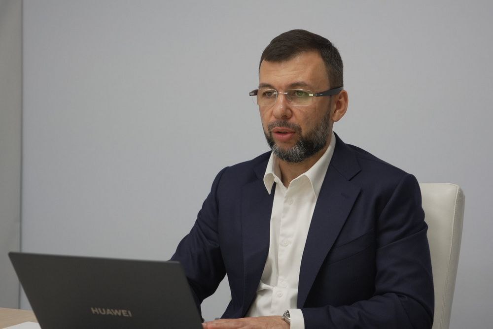‼  Глава Республики Денис Пушилин провел Прямую линию    Были затронуты вопросы организации очного обучения и горячего питания в школах и детских садах в новом учебном году. Глава подчеркнул, что тема выхода на очное обучение – один из остро стоящих для жителей Горловки вопросов. Однако главным аргументом для принятия решения является безопасность, ситуация с которой и будет определять дальнейший формат работы образовательных учреждений города.     По поручению Дениса Владимировича уже посетил в Горловке ряд образовательных организаций, где встретился с педагогами и родительской общественностью. Обсудили вопросы подготовки к новому учебному году, ход текущих ремонтов, планы по обновлению материально-технической базы школ и детских садов.  ‼  Все поставленные перед системой образования задачи будут выполнены.