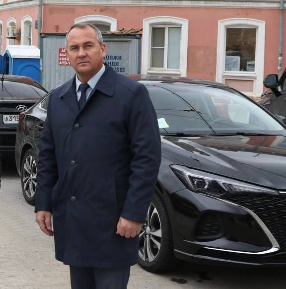 Председатель гордумы Евгений Чинцов вместе с депутатами проверил ход модернизации трамвайных путей на Ильинке Ошарской и у Черного пруда До конца года здесь должны появиться новые рельсы обновленная инфраструктура и современные трамваи На мой взгляд не очень удачным получилось фото выложенное пиарщиками в канале спикера Понятно что на фоне трамваев не сфотографируешь их же пока нет Но чья то красивая черная тачка за спиной у Чинцова тоже не лучший вариант для иллюстрации