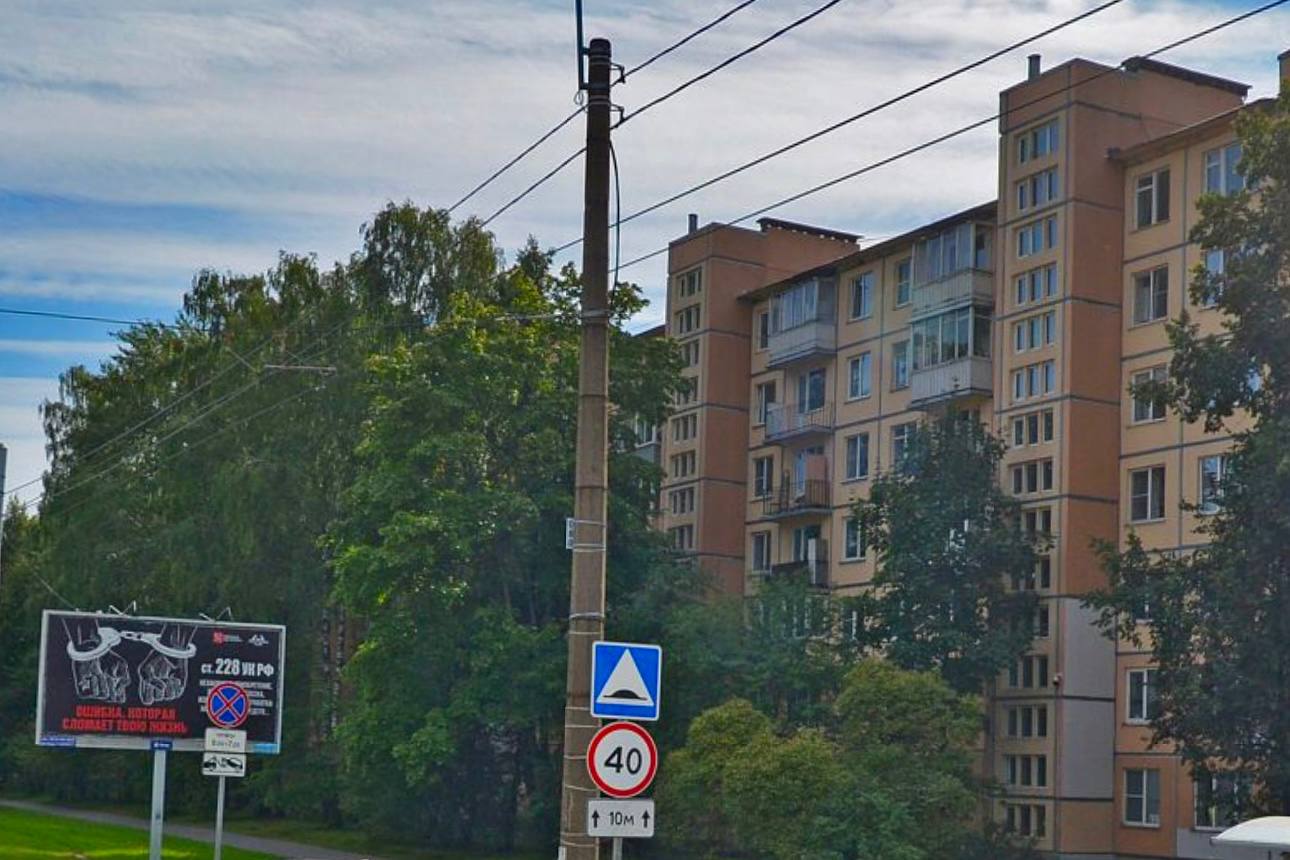 Пятиклассница выпала из окна квартиры на проспекте Мечникова Перед этим мать пригрозила ей лишением смартфона Женщине позвонили из школы и сообщили о том что её дочь рассылает одноклассникам неприличные гифки Мать позвонила 10 летней девочке и сказала ей что отберёт смартфон и вместо него выдаст кнопочный телефон Позднее ребёнка обнаружили под окнами дома с тяжёлыми травмами включая закрытую черепно мозговую ушибы внутренних органов множественные переломы конечностей и позвоночника Девочку экстренно госпитализировали в тяжёлом состоянии сейчас она остаётся в реанимации GradSPb   Места СПб TodaySPb   Новости СПб