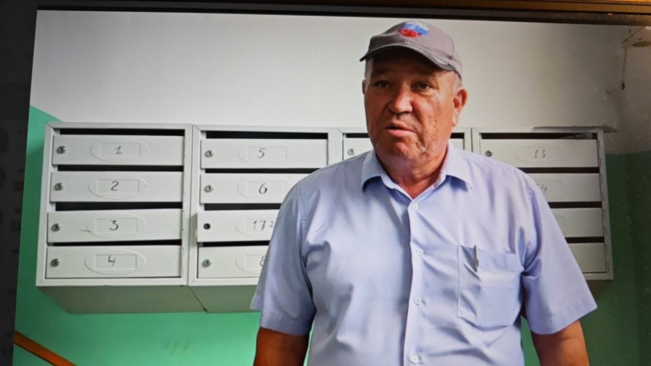 Бывший замглавы ЗАТО Фокино осужден за халатность Приговором Фокинского городского суда от 20.05.2025 осужден заместитель главы администрации городского округа ЗАТО Фокино за совершение преступления, предусмотренного по ч.1 ст.293 УК РФ халатность с назначением наказания в виде исправительных работ. Установлено, что Сергей Пуртов в период с 03.04.2019 по 31.12.2023, являясь должностным лицом, осуществляющим организационно-распорядительные функции представителя власти, недобросовестно отнесся к службе, не осуществил контроль за выполнением мероприятий по реализации программы «Обеспечение земельных участков, предоставляемых на бесплатной основе гражданам, имеющим трех и более детей, под строительство индивидуальных домой, инженерной структурой на территории городского округа ЗАТО города Фокино на 2018-2023 годы», не принял исчерпывающих мер для выделения финансирования из краевого бюджета, не организовал контроль за надлежащим исполнением программы по обеспечению земельных участков инженерной инфраструктурой, проведению работ по сбору и направлению в Министерство Жилищно-коммунального хозяйства Приморского края требуемого пакета документов, что привело к невозможности предоставления субсидии и освоения денежных средств муниципального бюджета, предусмотренного в качестве софинансирования. Действиями подсудимого допущено существенное нарушение прав и законных интересов граждан, которые длительное время лишены возможности использовать земельные участки по назначению. Господа, мы живем в каком-то театре абсурда. Администрация ЗАТО Фокино превратилась в натуральную колонию поселение. Глава Баранов судим, при этом продолжает исполнять свои обязанности. Его бывший зам Пуртов судим, но тоже в обойме. Говорят, что его убрали с должности замглавы по ЖКХ, но перевели в отдел ЖКХ простым специалистом. Это яркий пример отрицательного отбора в структуре государственной власти Приморья. Других кадров у нас для вас к сожалению нет.
