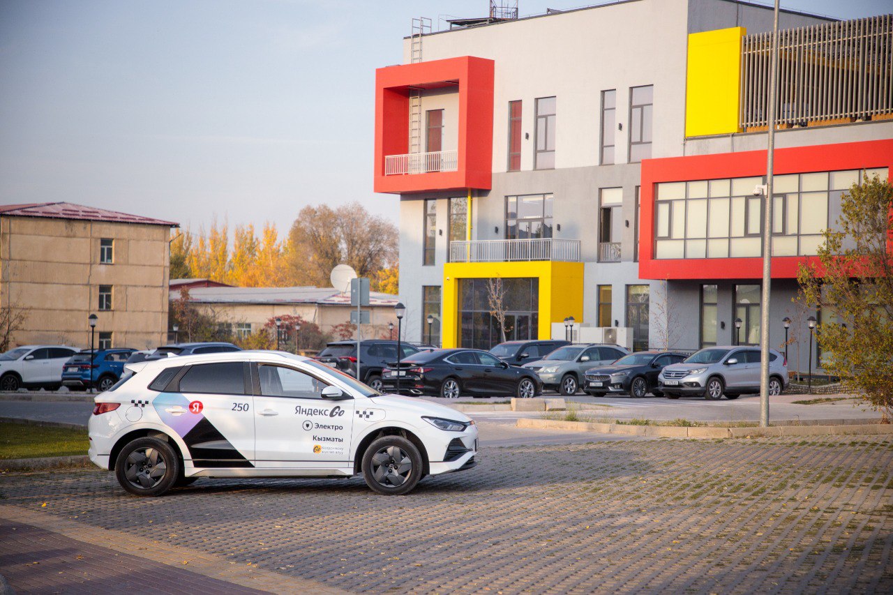 Более 22 млрд сомов составил доход парков партнеров Яндекс Go и их водителей в 2025 году По данным сервиса доход парков партнеров и их водителей от заказов из Яндекс Go за 11 месяцев 2025 года составил более 22 млрд сомов или около 250 млн Это на 35 больше чем за аналогичный период в 2024 году Эта сумма включает доходы парков партнеров сервиса Яндекс Go и их водителей от поездок через сервис за вычетом вознаграждения комиссии сервиса За январь ноябрь 2025 года средний доход водителя в час от поездок в сервисе вырос на 9 в среднем по Кыргызстану по сравнению с аналогичным периодом в 2024 году По данным сервиса за ноябрь 2025 года среднемесячный доход водителя от поездок через Яндекс Go в среднем по стране составил около 85 тыс сомов при условии что водитель находился на линии 8 часов в день 22 дня в месяц