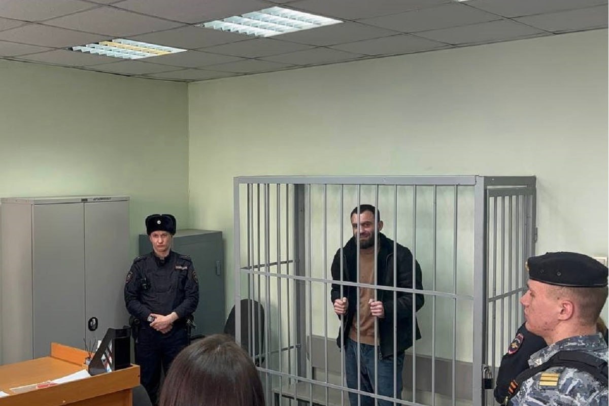 Прокуратура утвердила обвинение свердловскому «вору в законе» Марселю Гасанову Его обвиняют в занимании высшего положения в преступной иерархии, а также в публичном оскорблении и угрозах применить насилие в адрес сотрудника пенитенциарного учреждения. По версии следствия, в сентябре прошлого года Гасанов, обладающий криминальным титулом «вор в законе», был назначен «смотрящим» за Свердловской областью. Обвиняемый организовывал и контролировал преступную кассу, координировал ее пополнение, пропагандировал уголовно-воровские традиции и разрешал конфликтные ситуации в преступной среде региона. Как прокомментировал старший помощник руководителя СКР по Свердловской области Александр Шульга, следователи допросили около 30 свидетелей, обыскали жилье подозреваемого, изъяли охолощенный автомат и охотничий нож, а также провели ряд экспертиз. Максимальное наказание по статье о занятии высшего положения в преступной иерархии предусматривает лишение свободы на срок от 8 до 15 лет. Уголовное дело направлено в Свердловский областной суд для рассмотрения. «Уральский меридиан»