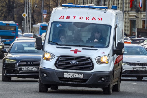 СК проводит проверку после отравления трехлетней в Гатчине. Она выпила чистящее средство  Как сообщает СК по Ленинградской области, следственным отделом по городу Гатчина организована проверка по факту отравления трехлетней девочки. По предварительным данным, она проглотила чистящее средство.  Ребенок был госпитализирован в медицинское учреждения ночью четверга. Врачи диагностировали у пострадавшей химический ожог пищевода.   По результатам проверки СК примет процессуальное решение.    Konstantin Kokoshkin Global Look Press