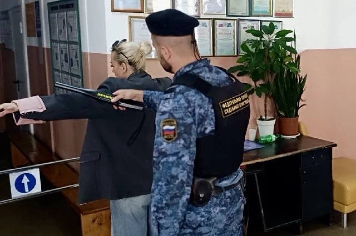 Елизовчанка пришла к судебным приставам с наркотиками  В отношении 36-летней женщины в работе у судебных приставов находилось исполнительное производство. Суд назначил ей по ст. 228 УК РФ  Незаконные приобретение, хранение, перевозка, изготовление, переработка наркотических средств, психотропных веществ или их аналогов  штраф в размере 350 тысяч рублей и 7 лет колонии с отсрочкой наказания.   Накануне женщину вызвали на приём. Когда она пришла в отделение, её досмотрели при в ходе в административное здание.  «При осуществлении пропускного режима в её сумочке сотрудники обнаружили небольшой пакет, вложенный в пачку из-под сигарет. Женщина призналась, что это наркотики. О находке судебные приставы проиформировали правоохранительные органы», - рассказали в региональном управлении ФССП.  Нарушительницу передали полицейским. Если экспертиза подтвердит принадлежность веществ к наркотическим, будет возбуждено уголовное дело.    Подписаться   Предложка   ЧАТ  САЙТ – kamchatka.aif.ru