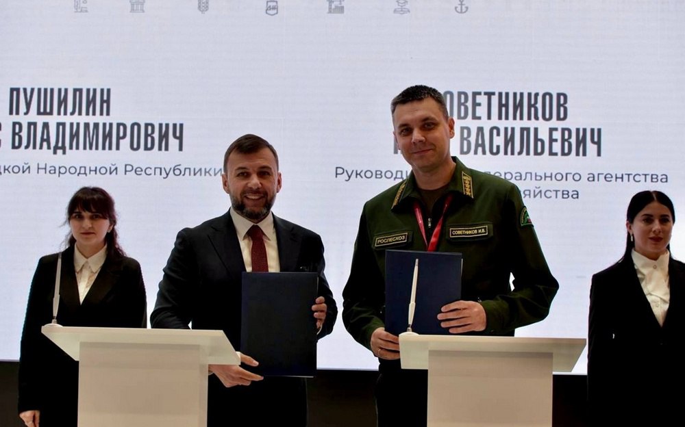 Сегодня на полях ПМЭФ-2025 подписано соглашение о сотрудничестве в области лесных отношений между Федеральным агентством лесного хозяйства Рослесхоз и ДНР. Соглашение предусматривает совместную работу по восстановлению, охране и защите лесов ДНР. "Лесные насаждения нашего региона значительно пострадали в результате ведения военных действий. Но мы не только намерены восстановить зелёные легкие промышленного Донбасса, но и увеличить площадь массивов. Поэтому мы планируем создать эффективную систему управления лесным хозяйством", - отметил глава ДНР Денис Пушилин. Фото: Россельхоз РФ
