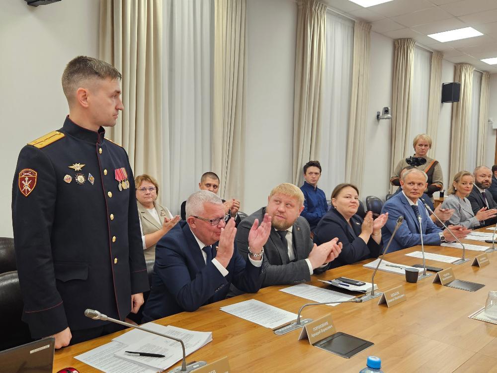 Архангельские депутаты снова в сборе в чуть обновлённом составе Первая после летнего перерыва сессия городской Думы стартовала в областной столице Народные избранники Архангельска впервые с июня собрались в здании на Троицком 60 чтобы принять важные для города решения Стоит отметить что в составе АГД произошли небольшие изменения место погибшего в прошлом году Сергея Сметанина занял победивший в сентябре на выборах по Маймаксе ветеран СВО Илья Жердев Добавим также что свои места до сих пор занимают Алексей Шевелев и Иван Захаров в 2024 году оба нарушили законодательство о противодействии коррупции в части предоставления депутатами Архангельской городской Думы сведений о доходах расходах имуществе и обязательствах имущественного характера Суд принял решение о досрочном прекращении их депутатских полномочий но те обжаловали Кроме того отсутствует депутат Дмитрий Шабуняев который как главврач четвёртой горбольницы Архангельска обвиняется в злоупотреблении должностными полномочиями и преступлениях в сфере компьютерной информации и заседает нынче в СИЗО По неизвестным причинам надеемся что уважительным отсутствуют на сессии сегодня коммунист Кузнецов единороссы Назаренко Грачев Хохулин Хотеновский и Захаров На сегодняшней сессии депутатам предстоит распределить более 513 млн рублей в связи с ожидаемым увеличением объема доходов городского бюджета заслушать информацию по аварийному жилфонду в Архангельске согласовать установку очередных мемориальных досок внести изменения в правила благоустройства и не только Прямую трансляцию сессии можно посмотреть по ссылке в паблике АГД также ход сессии по традиции будет освещать корреспондент ИА Эхо СЕВЕРА прямо из зала заседаний