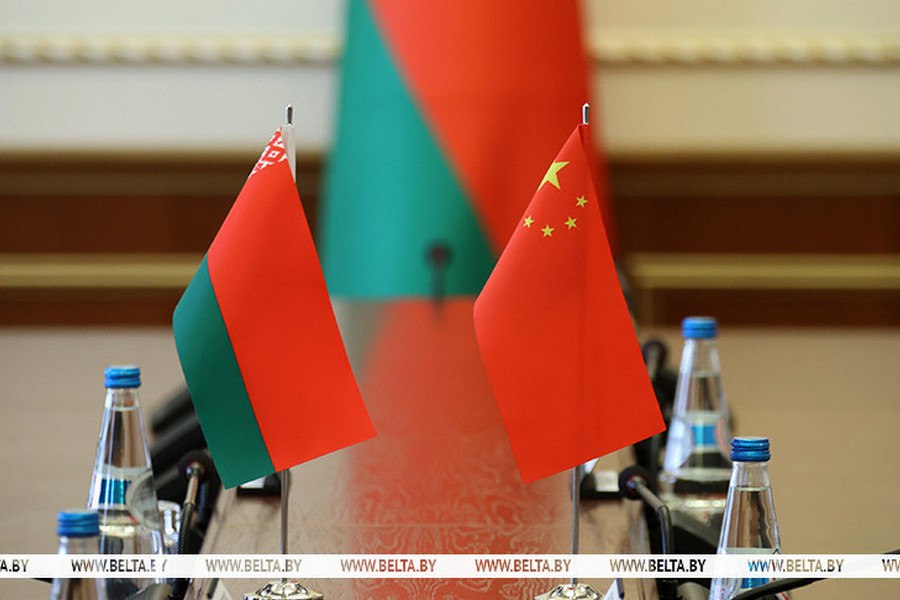 Александр Лукашенко подтвердил курс на выстраивание с Китаем стратегических отношений самого высокого уровня Об этом Александр Лукашенко заявил на совещании по вопросам развития сотрудничества с КНР