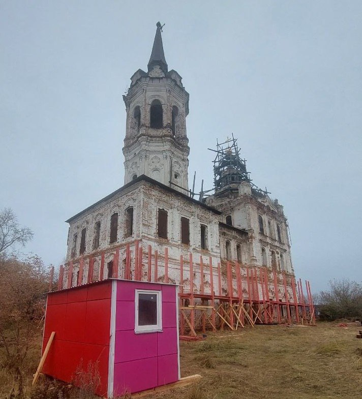 Тоболяки пристально следят за судьбой Крестовоздвиженской церкви ул Карла Маркса 43 которой два года присвоили статус объекта культурного наследия федерального значения И сразу же министерство культуры РФ взяло ее под свое крыло В здании выполняются противоаварийные работы которые перейдут в реставрационные Построенная в XVIII веке на деньги купцов и прихожан церковь впечатляет своим высоким шпилем и частично сохраненной лепниной внутри Эксперты считают ее вершиной сибирского барокко