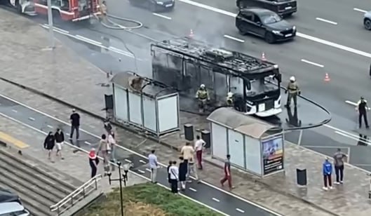 Автобус выгорел полностью. Пожарные уже потушили, кажется, новенький общественный транспорт. Подробности пока не сообщают. Надеемся, обойдется без пострадавших. Кадрами делится Самара Новости Новости Самары и Самарской области.  -1 автобус в Самаре...