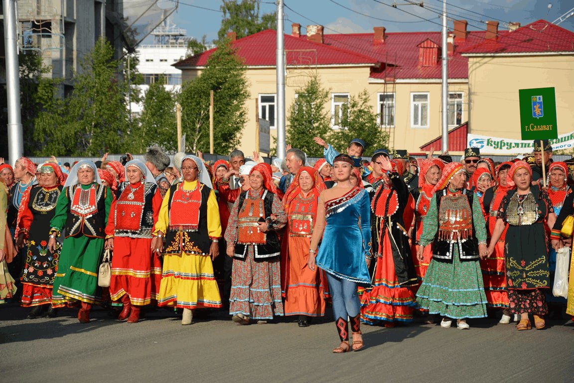 В Уфе пройдет парад национальных костюмов Мероприятие состоится 12 сентября в рамках фестиваля Живые традиции на территории Арт Квадрата Зрителей ждут конкурс национальных костюмов пошитых своими руками парад в традиционных нарядах а также состязание лучших частушечников на разных языках Начало в 16 00 вход свободный bash ufa